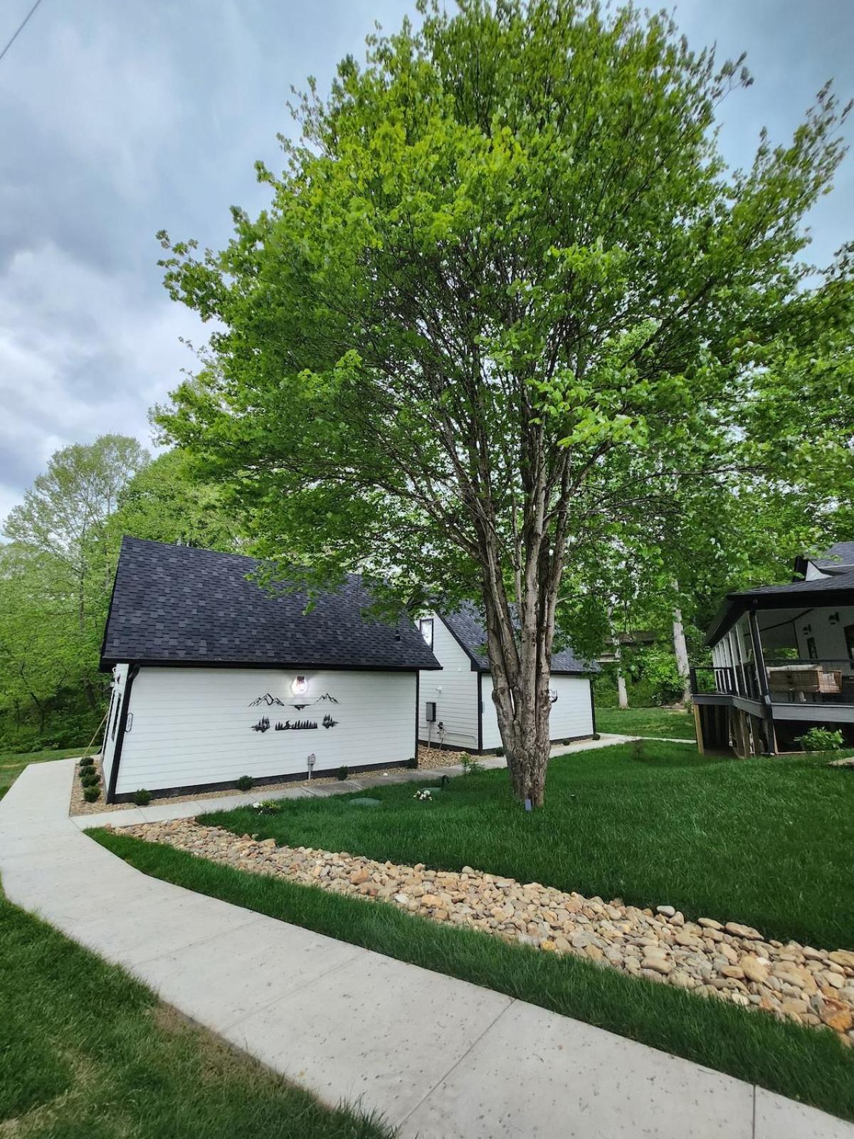 Life'S Good Retreat Bear Cottage Brevard Exterior photo